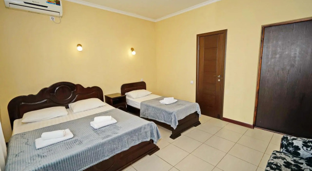 Четырёхместный номер Comfort с балконом Villa Classic(Вилла Классик)
