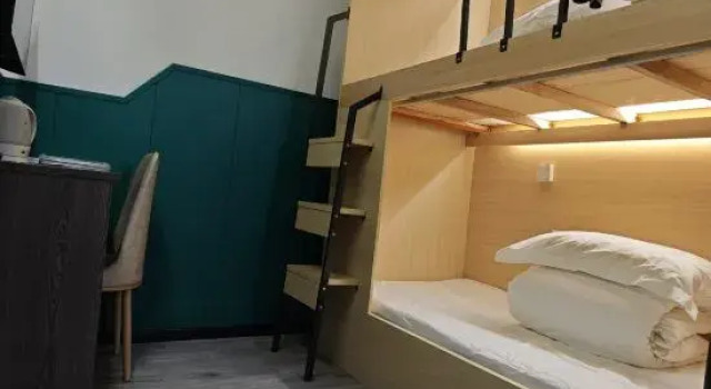 Кровать в общем номере (мужской номер) Hotel Apartment (Shanghai National Convention and Exhibition Center Jiangqiao Old Street Branch)