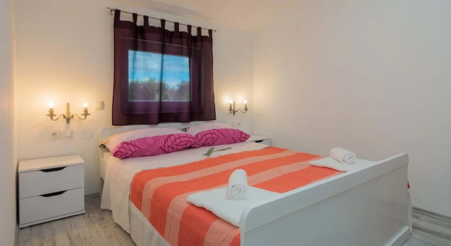 A8 - Modern apt With Terrace, 3 min Walk to Beach