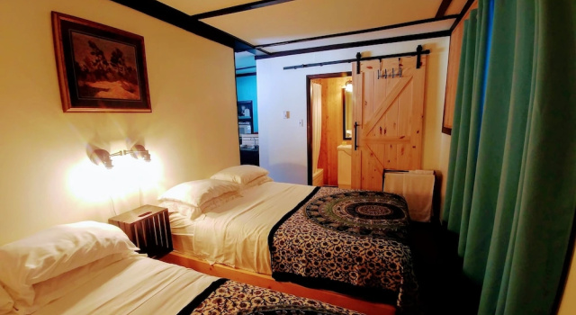 Четырёхместный семейный люкс Dwight Riverside Inn