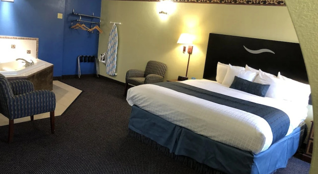 Люкс Luxury Days Inn & Suites by Wyndham Youngstown / Girard Ohio