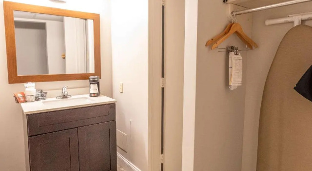 Четырёхместный номер Standard с видом на бассейн SureStay Plus Hotel by Best Western Lehigh Valley