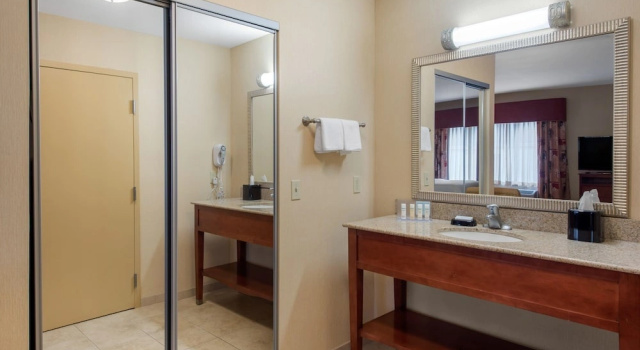 Трёхместный люкс Hampton Inn & Suites Arcata