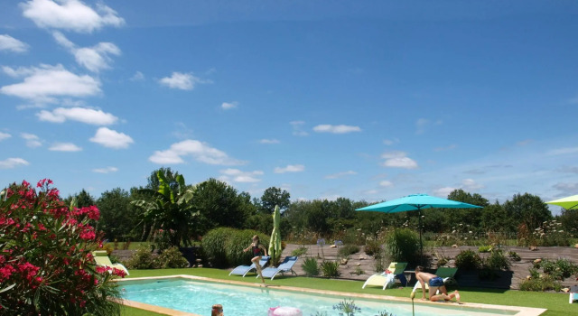 Three Lovely Gîtes Surrounded by Nature, With Private Swimming Pool and Garden, Rezerwuj Hotel Peyzac-le-Moustier Akwitania