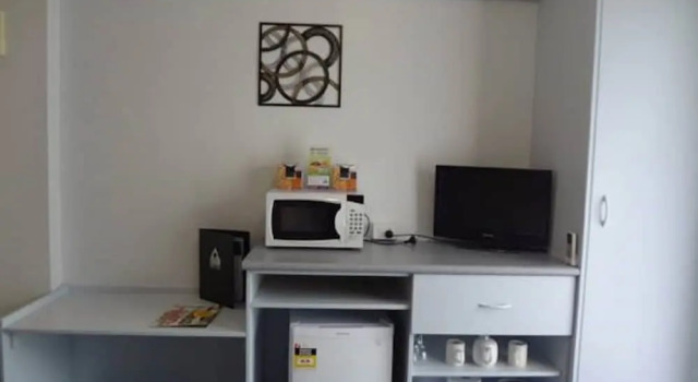 Люкс с балконом Adina Place Motel Apartments