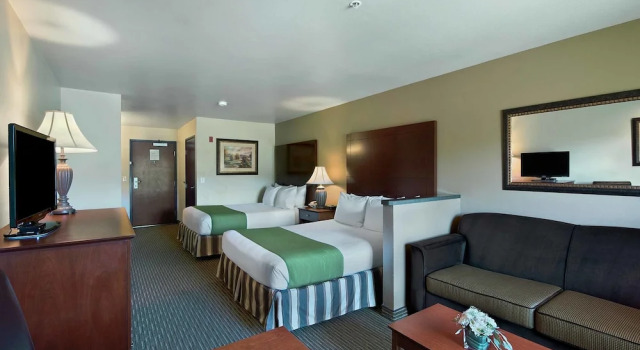Четырёхместный люкс с балконом и с видом на реку Oxford Suites Yakima
