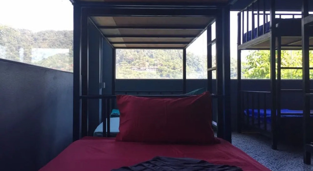Кровать в общем номере Hidden Cliff Hostel