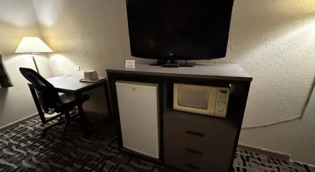 Трёхместный люкс Super 8 by Wyndham McLean/Bloomington SW