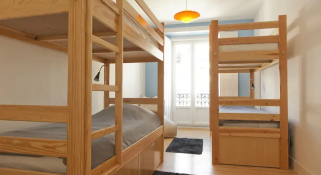 Кровать в общем номере (женский номер) с видом на город Lisbon Lounge Hostel