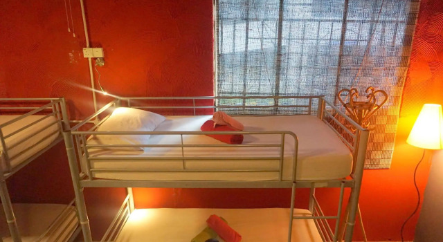 Tropical Guest House, Забронировать Отель Отели Куала-Лумпура с парковкой, рядом с Башни-близнецы Берджая Таймс-Сквэр, Парковка