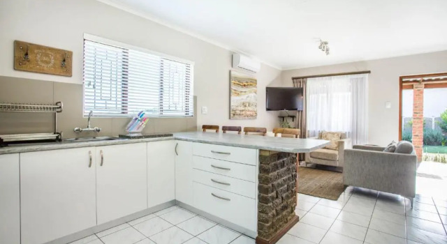 Апартаменты Out Of Bounds Self-Catering Lodge