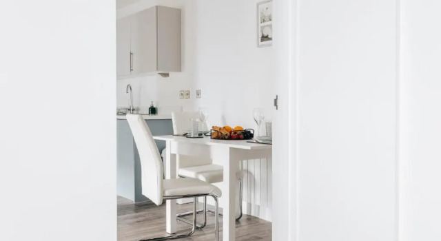Contemporary Two Bedroom Duplex - Secluded Residence with Parking in a Prime Central Location, Забронировать Отель Борнмут Дорсет, рядом с Парк Мейрик