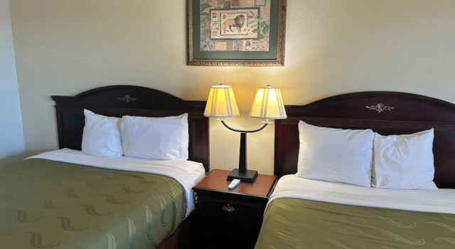 Четырёхместный номер Deluxe Howards Inn Motel