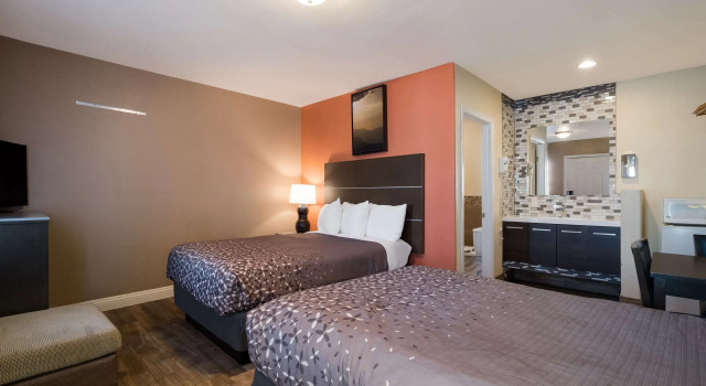 Четырёхместный номер Standard Rodeway Inn and Suites near Coachella