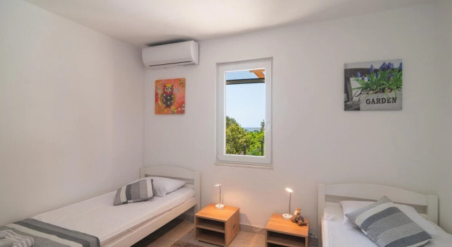 Nice Home in Maslinica With Outdoor Swimming Pool, Wifi and 4 Bedrooms, Rezerwuj Hotel Hotele w Split-Dalmatia County z parkingiem, Parking