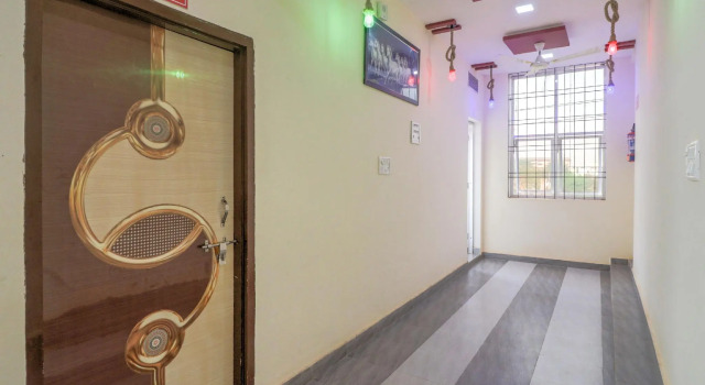 OYO Flagship 49182 Hotel The Royal King