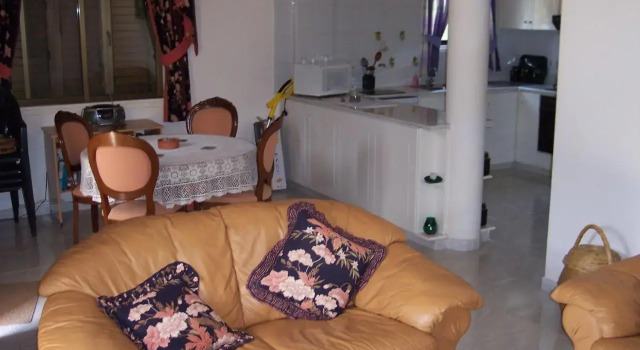 Bungalow with 2 double bedrooms in the hills .
