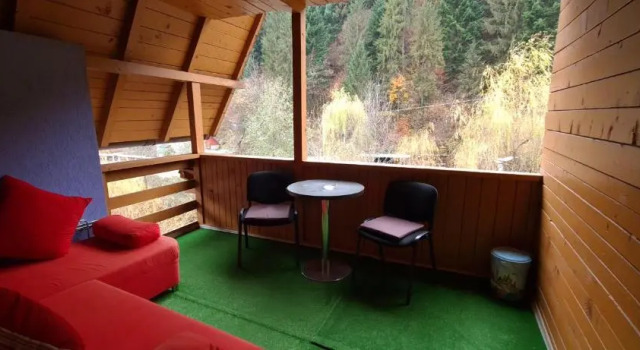 Двухместный номер Standard с балконом Pensiunea Aurora - Great hostel Voineasa