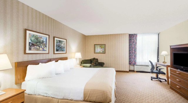 Люкс Ramada by Wyndham Watertown Thousand