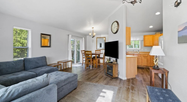 Dog-friendly Post Home With Private Hot Tub, Fire Pit, and BBQ on the Deck by Redawning, Book Hotel Bend Bachelor, nær St. Charles Bend