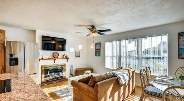 Ormond Beach Home: Walk to Community Beach!, Book Feriehus Hoteller i Ormond-by-the-Sea med parkering, Parkering