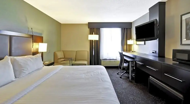 Двухместный люкс Holiday Inn Express Romulus / Detroit Airport by IHG