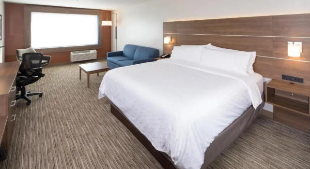 Люкс Holiday Inn Express and Suites Kalamazoo West by IHG
