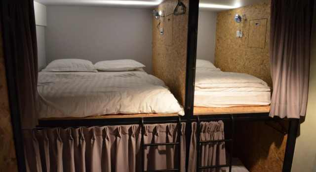 Кровать в общем номере Sleepbox Hotel
