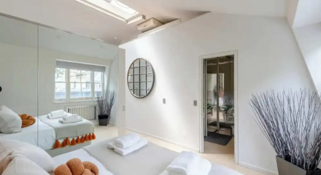 Stylish 1BD Flat 5 Mins to Harrods- Knightsbridge, Забронировать Отель Лондон Большой Лондон, рядом с Здание «Мишлен Хауз»