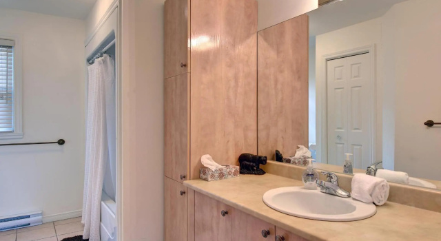 Magnificent 2BR 2B Unit with Golf Course and Mountain Views, Prenota Hotel Mont-Tremblant Village 