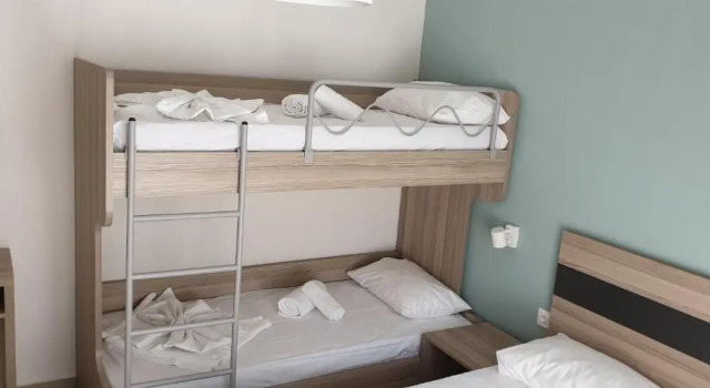 Chriselia 4, Book Hotel  