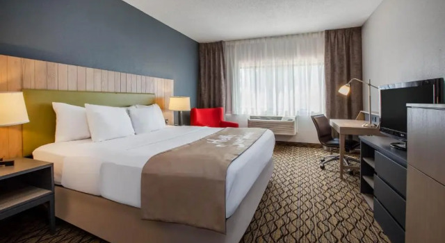 Номер Standard Days Inn & Suites by Wyndham Rochester Hills MI