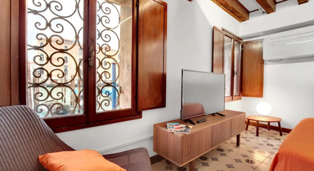 Venice Apartment overlooking Grand Canal