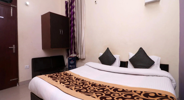 OYO Flagship 5011 Hotel De Park Inn, Забронировать Отель Отели Гомти Нагара с парковкой, Парковка