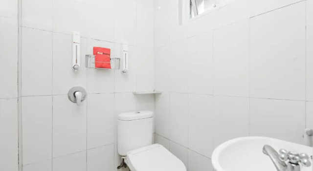 Люкс RedDoorz Plus @ Jalan Pemuda Jakarta