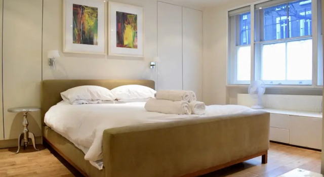 Large 2 Bedroom Flat in Ladbroke Grove With Garden