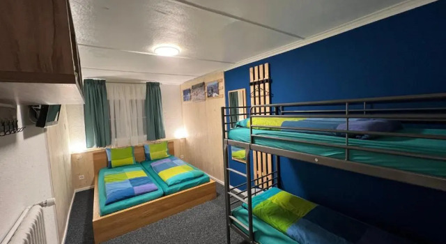 Полулюкс Adventure Hostel
