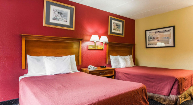 Четырёхместный номер Standard Rodeway Inn Charlotte Downtown