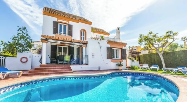 Вилла с 4 комнатами Las Brisas 93