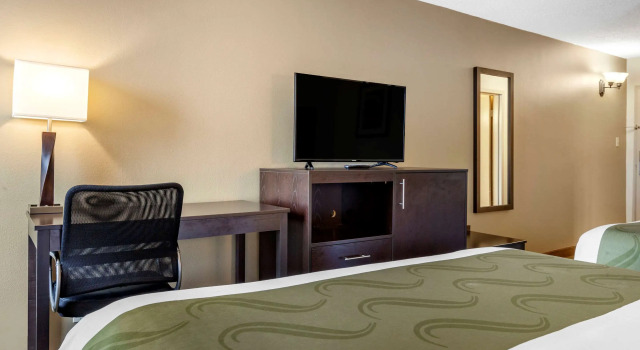 Четырёхместный номер Standard Quality Inn & Suites Escanaba North