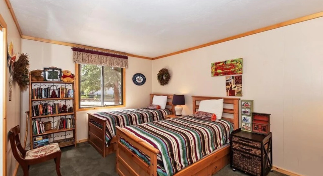 041 - Snowcrest Cottage, Varaa Lomakoti Hotellit Big Bear Lake pysäköinnillä, Pysäköinti