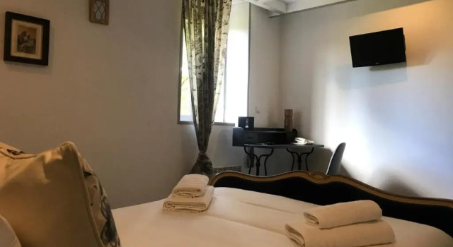 Двухместный номер Standard Hôtel Bien-Être Aux Cyprès de Marquay-Calme et élégance-Laissez-vous porter par une ambiance chaleureuse où chaque instant compte-Découvrez un havre de paix où nature et confort se marient pour vous offrir une expérience unique- Réservez dès aujourdhui