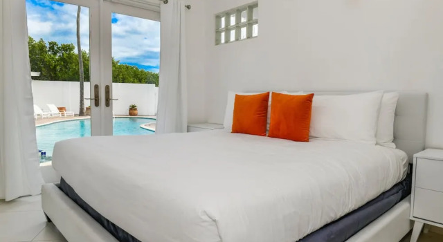 Ocean Front 7-bedroom 7-bath Sunset Views Malmok!