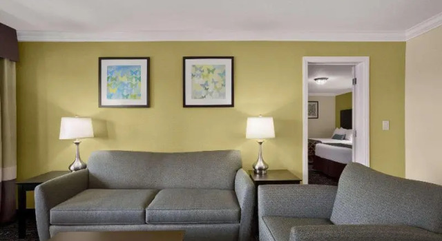Четырёхместный люкс Solara Inn and Suites