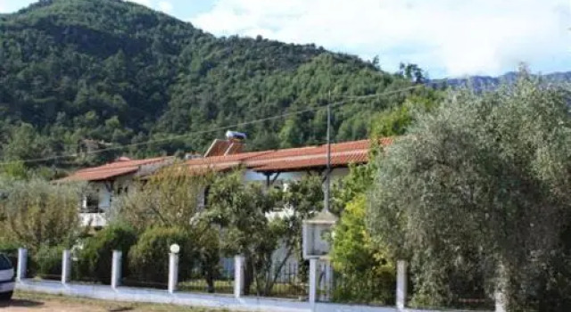 Doreta Studios, Book Hotel Chrisi Akti 