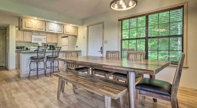 Hot Tub & Private Deck: Rustic Pigeon Forge Cabin, Забронировать Отель Отели Пиджен-Фордж с парковкой, рядом с Cooter’s Place &amp; Museum, Парковка