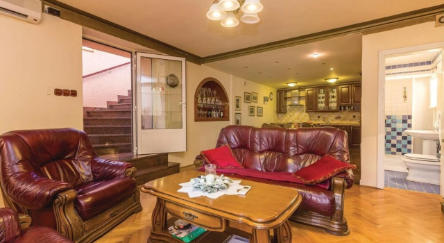 Three-Bedroom Holiday Home In Praputnjak, Забронировать Отель Отели Приморско-Горанской жупания с парковкой, Парковка