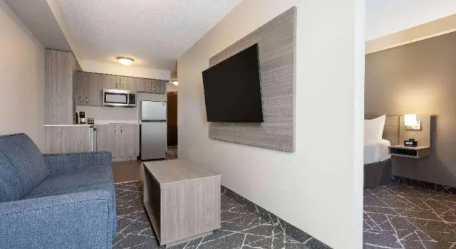 Люкс Microtel Inn & Suites by Wyndham Lloydminster