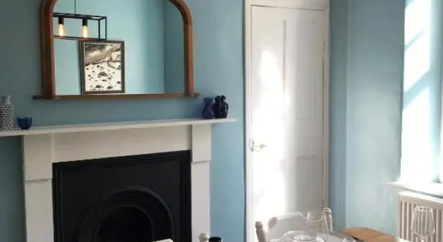 2 bed period cottage sleeps 4 in central Crickhowell