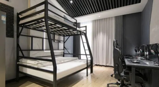 Кровать в общем номере FengChaoLe esports hotel